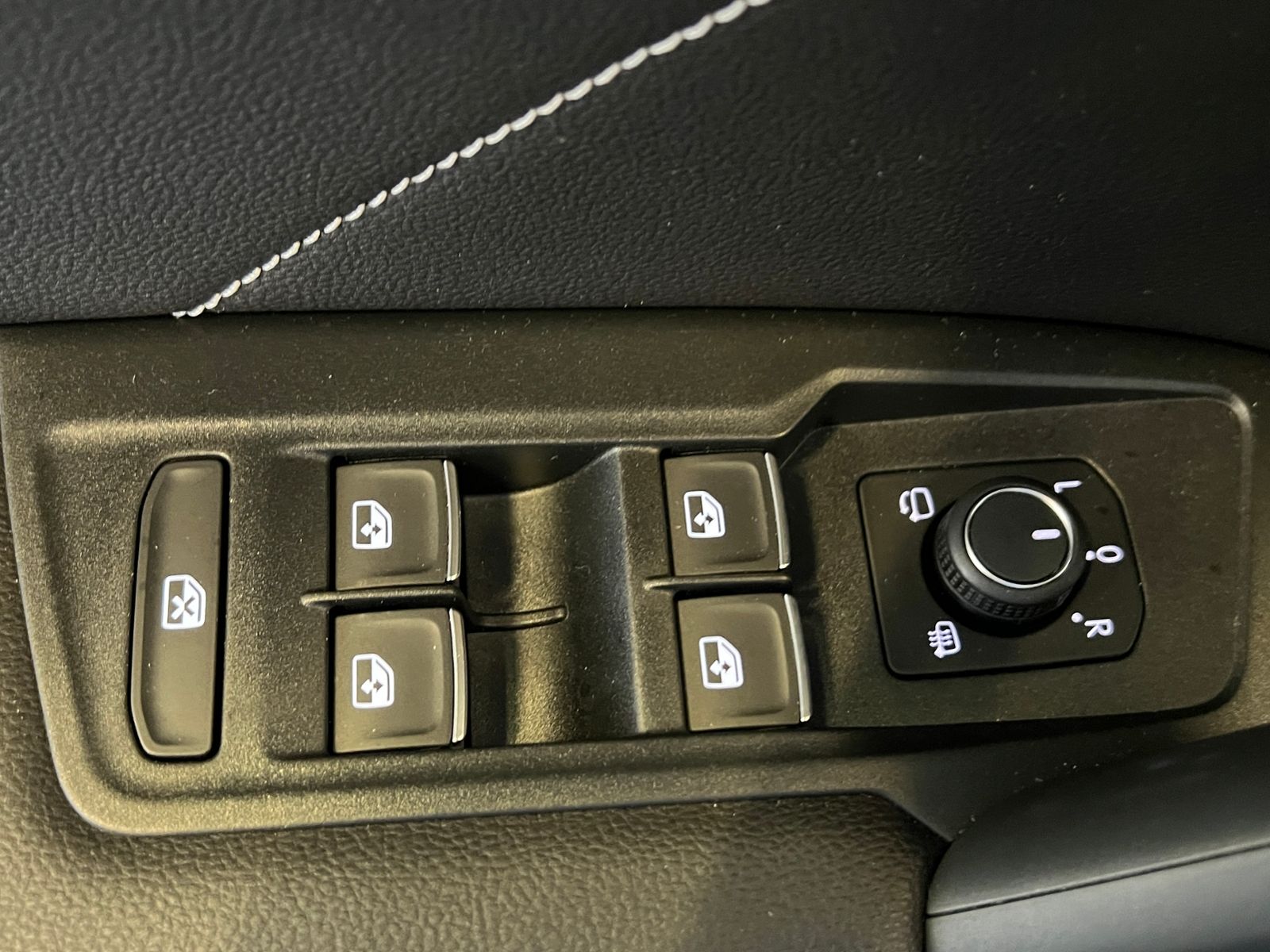 Fahrzeugabbildung Volkswagen Tiguan R-Line 2.0 TDI DSG 4MOTION *AHK, LED, Bla