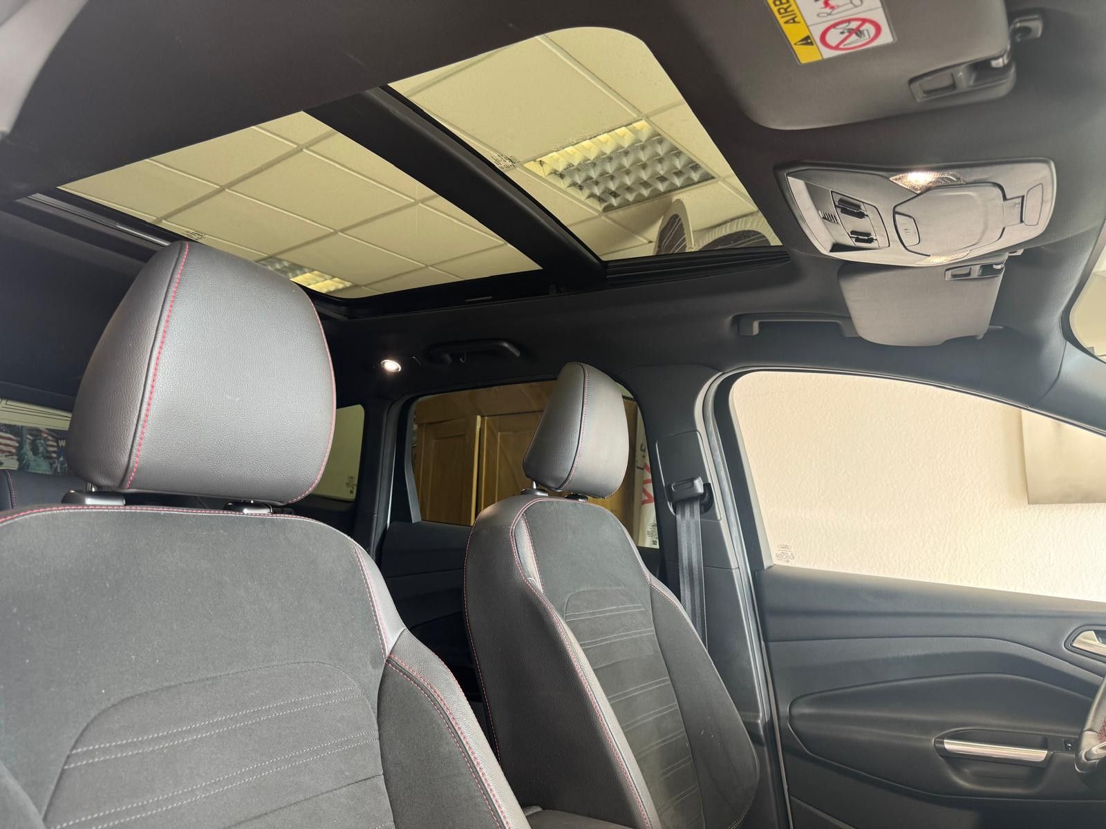 Fahrzeugabbildung Ford Kuga ST-Line / AHK/NAVI/KLIMA/8.FACH BEREIFT