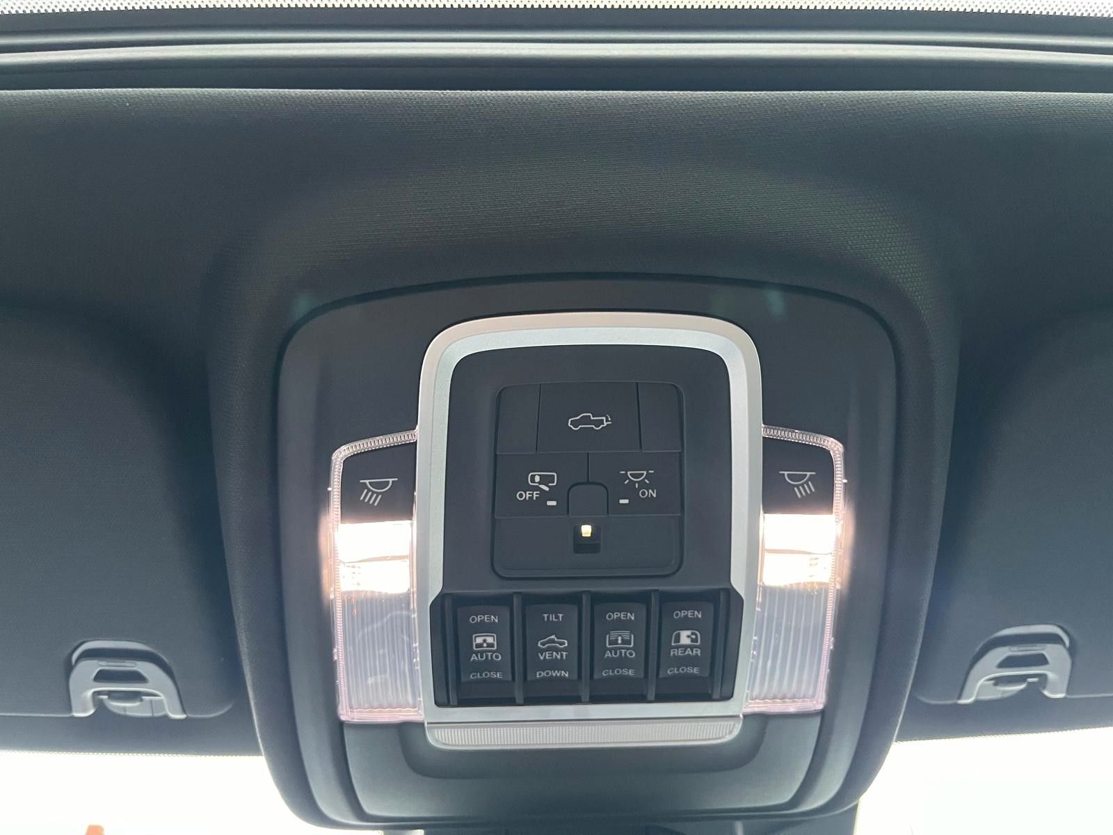 Fahrzeugabbildung Dodge RAM 1500 Laramie / Sport / Crew CAB 4x4