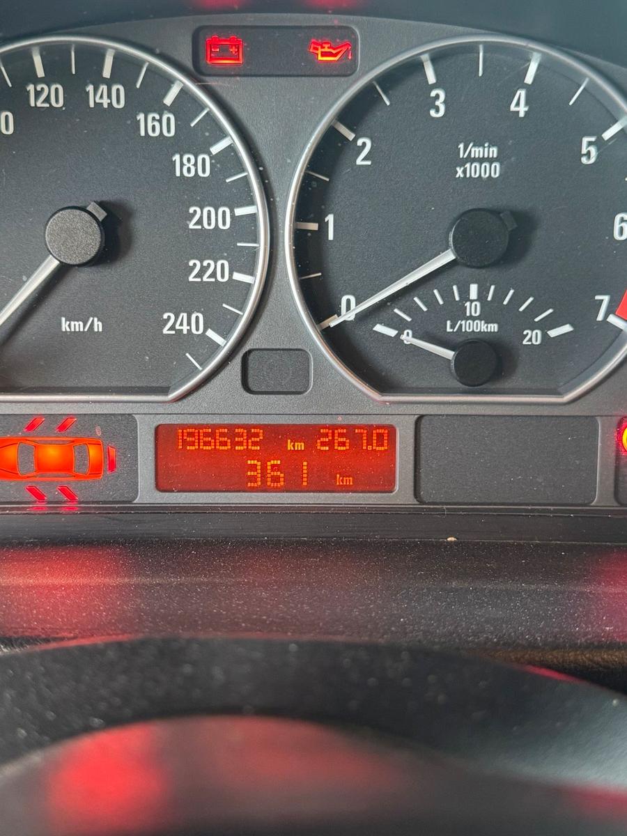 BMW 318 2004 — photo 7