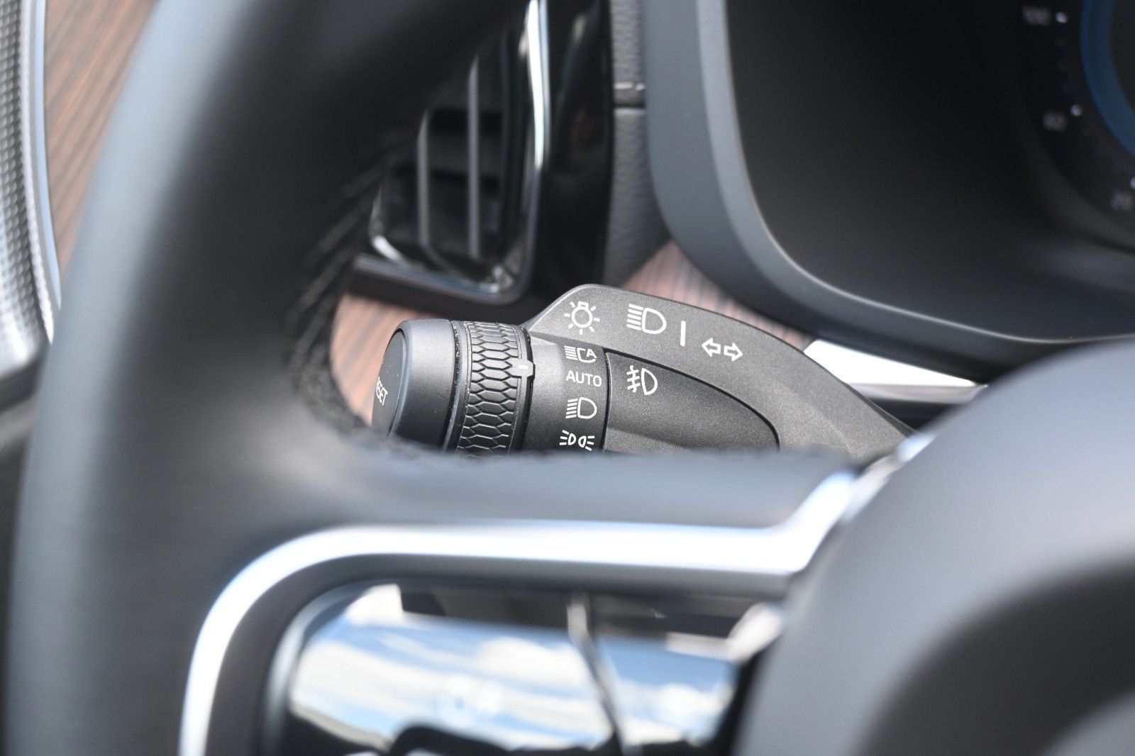 Fahrzeugabbildung Volvo XC60 UltimateDark AWD*MASS*LUFT*HUD*B&W*22"*360°