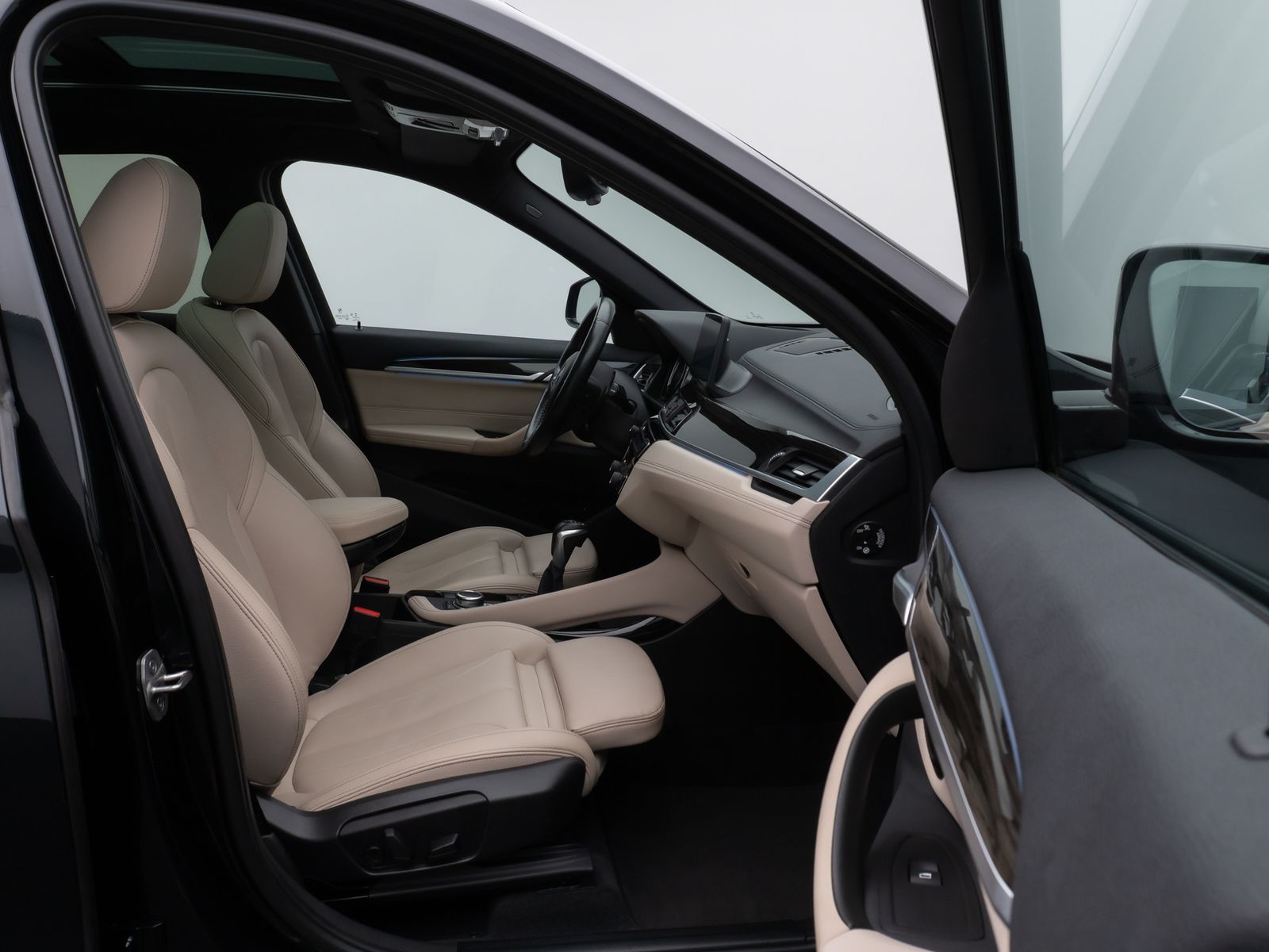 Fahrzeugabbildung BMW X1 xD25e MSport Panorama Kamera HUD DAB HiFi AHK