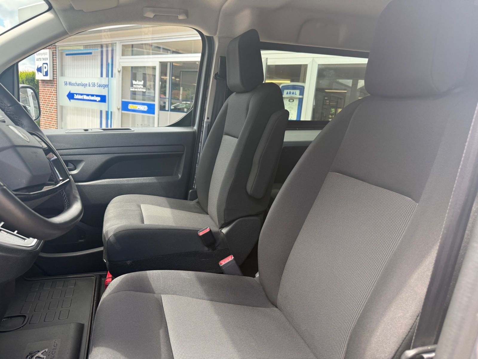 Fahrzeugabbildung Peugeot Expert 2.0 BlueHDi 180 DOKA AHK/ACC/STHZG/NAVI