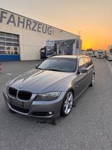 BMW 320i Touring -AHK*NAVI*LEDER*ST-FAHRWERK