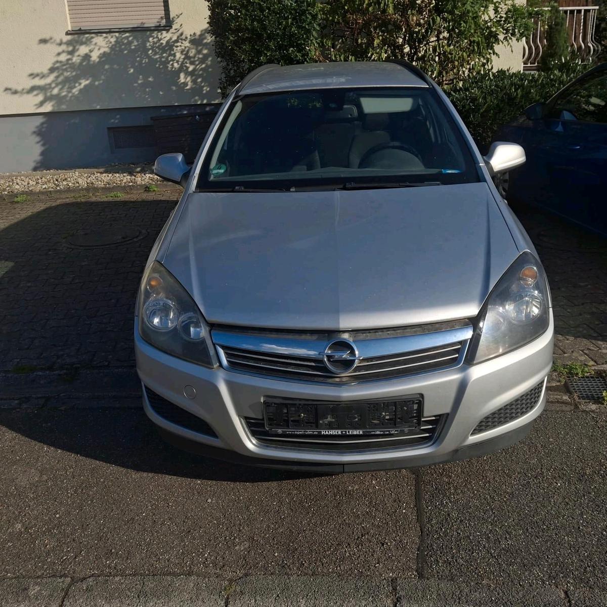 Opel Astra 2011 — rear view