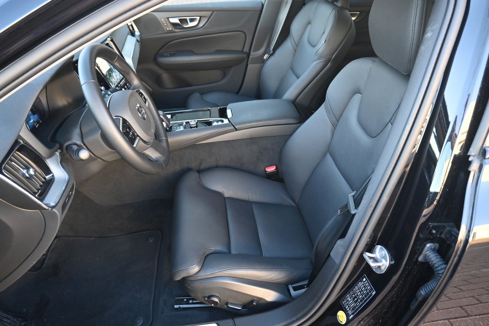 Fahrzeugabbildung Volvo V60 T6 Plus Dark AWD*AHK*LHZG*Leder*