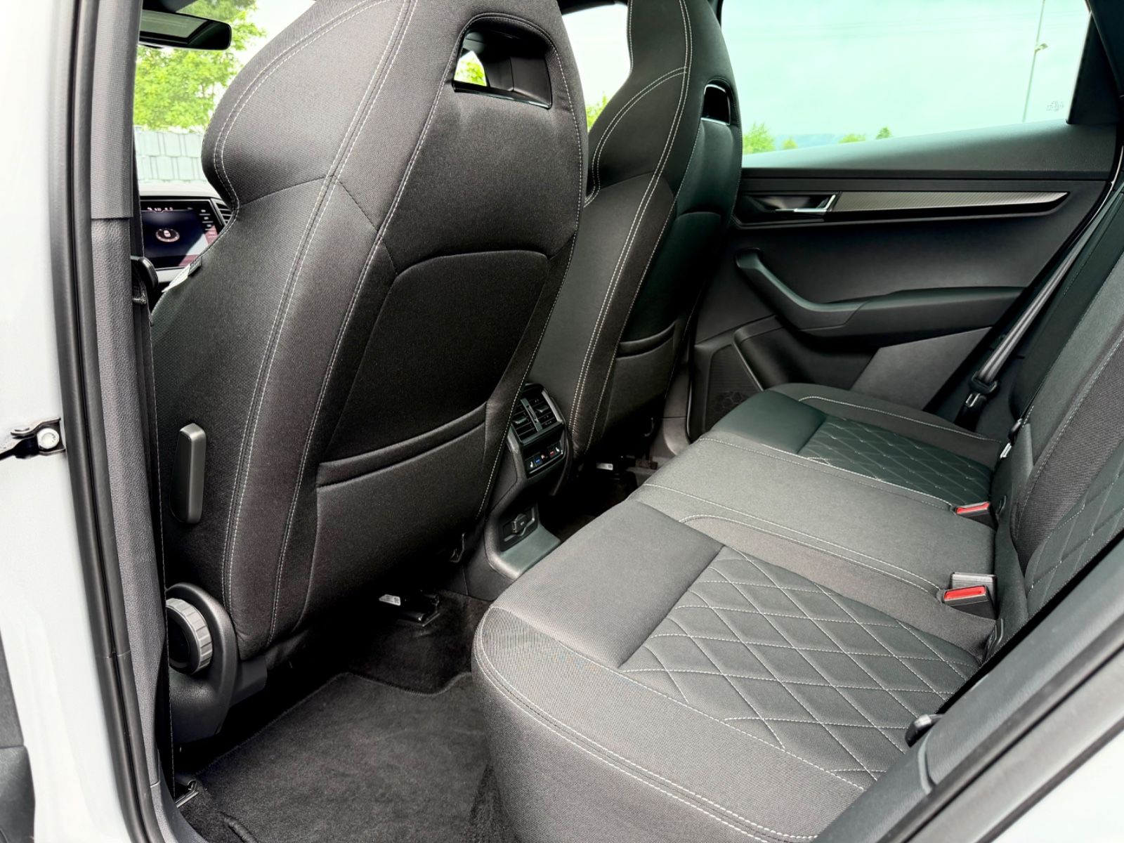 Skoda Karoq Sportline 2.0 TSI DSG 4x4 PANO LED ACC AHK foto 14