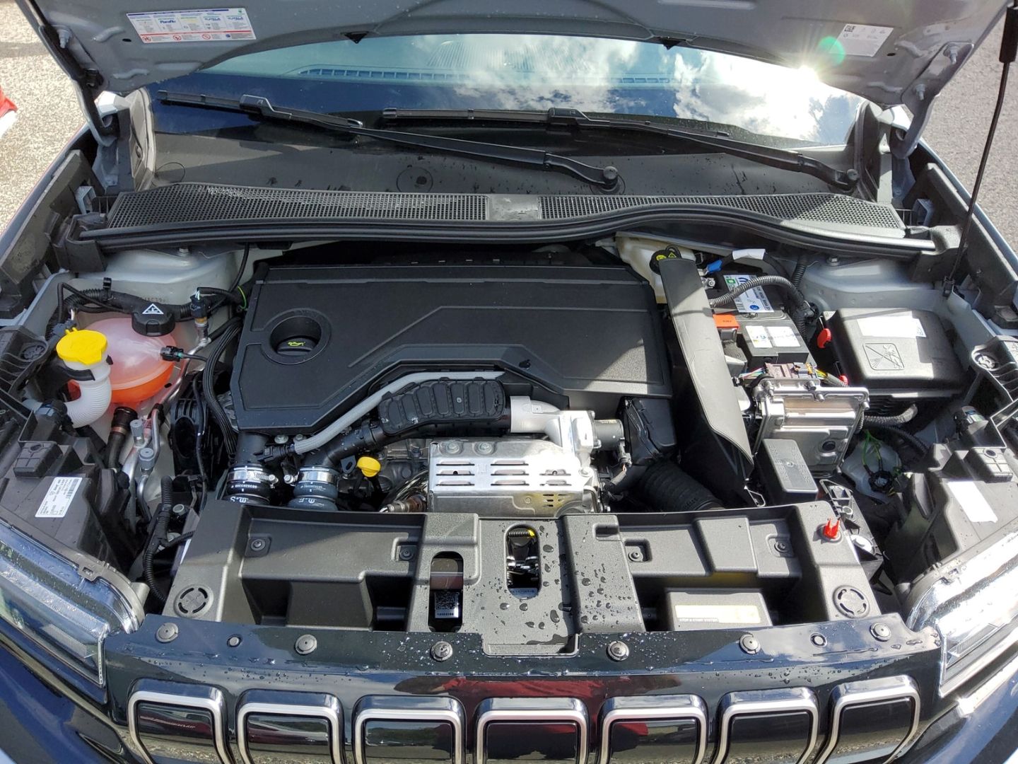 Fahrzeugabbildung Jeep Avenger Summit Sonderlack SHZ, 360°Sensoren, Key