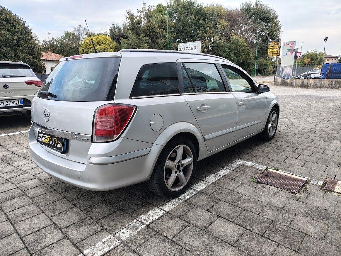 Opel Astra 2006 — rear view