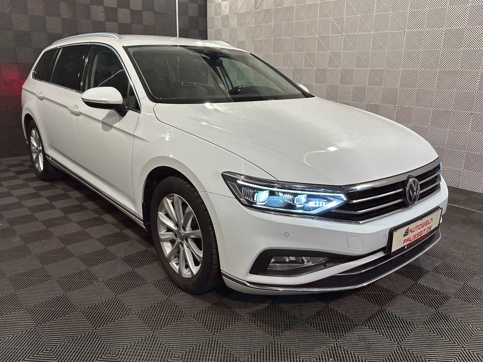 Gebrauchtwagen Volkswagen Passat Passat Variant*ELEGANCE*MATRIX-ACC-AHK-R.KAM-SHZ in Horb am Neckar