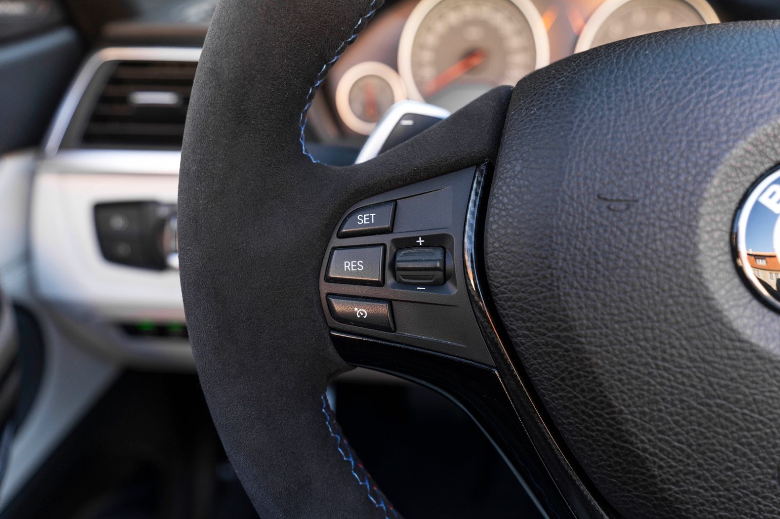 Fahrzeugabbildung BMW 430I Cabrio M-PERFORMANCE HUD H&K KAM CARPLAY