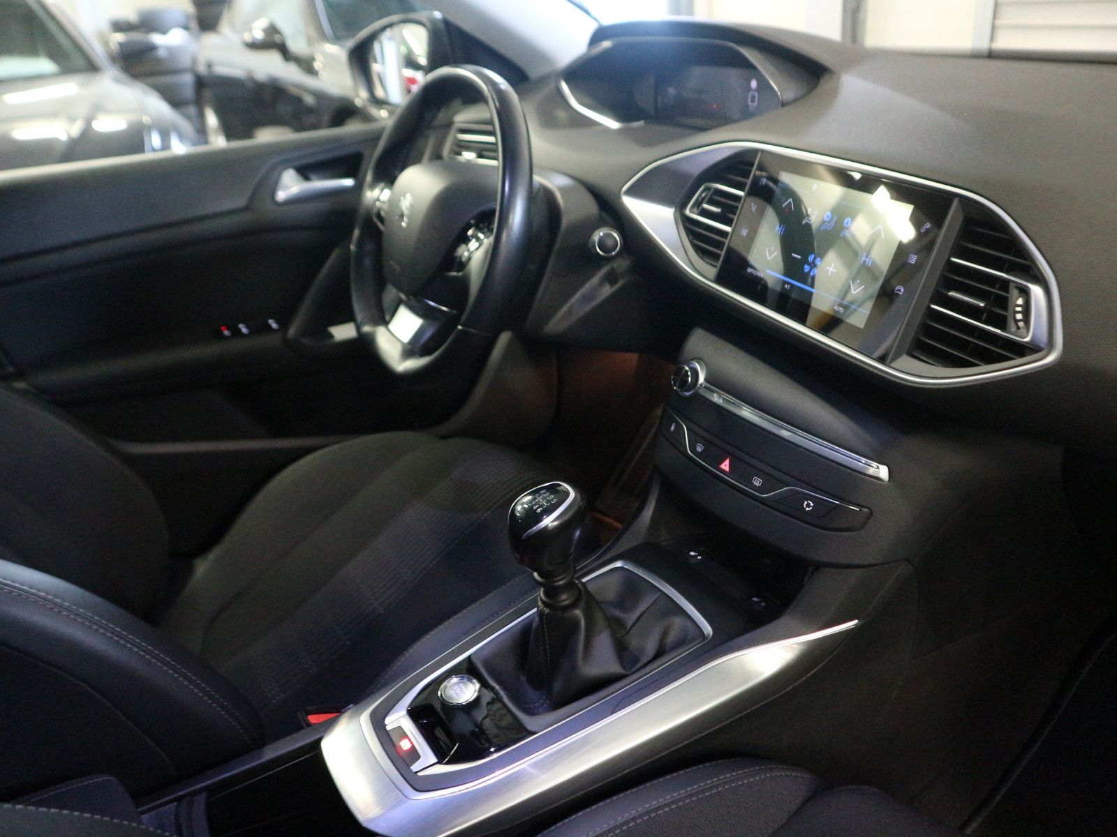 Fahrzeugabbildung Peugeot 308 SW Allure Pack ACC AHK Blis Nav Kam SHZ LED