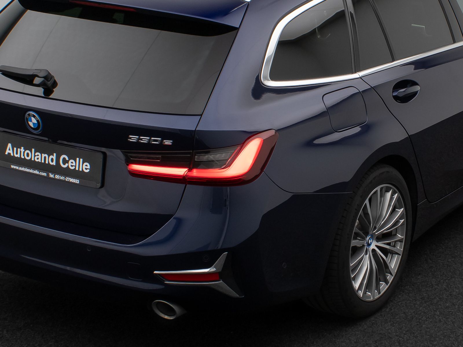 Fahrzeugabbildung BMW 330e xD Luxury Line Panorama HUD Individual Voll