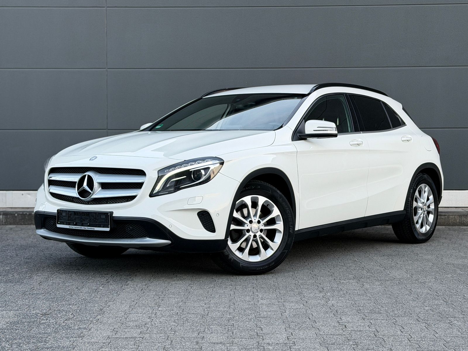 MERCEDES-BENZ GLA 180 Style *Bi-Xenon* Rkam Navi 2.Hand TopZus