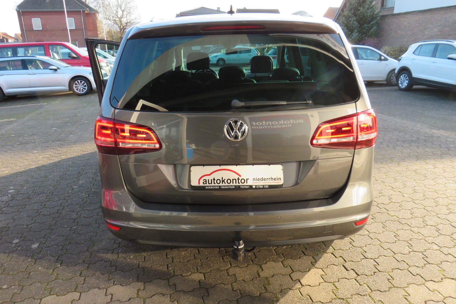 Fahrzeugabbildung Volkswagen Sharan Highline TDI DSG 7-S XENON ACC AHK "VOLL"