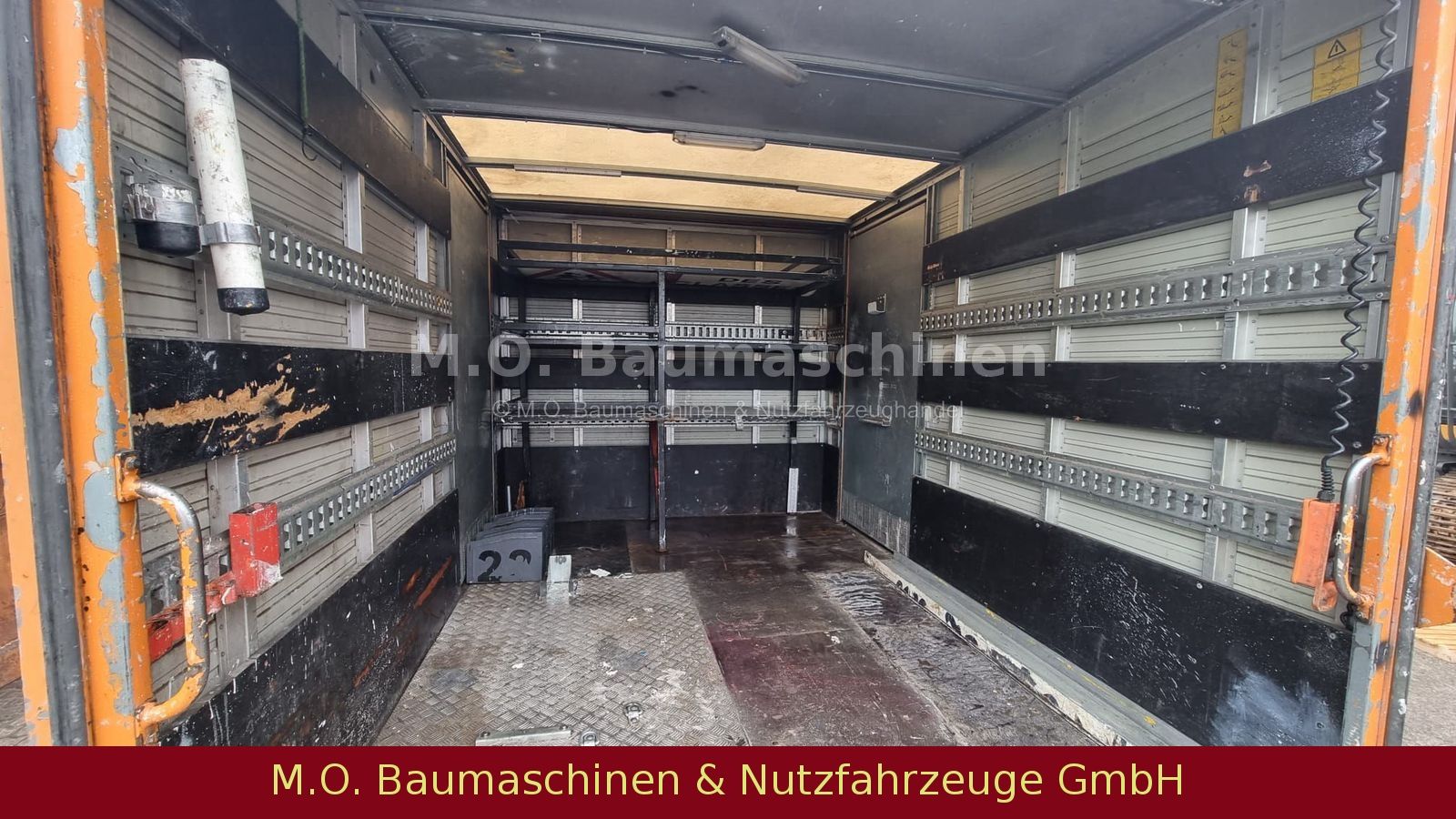 Fahrzeugabbildung MAN LE 8.180 / Doppelkabine / Koffer / Rampe
