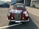Mercedes-Benz 220 S Ponton mit Schiebedach - Mercedes-Benz 220 mit Benzin-Antrieb: Leder