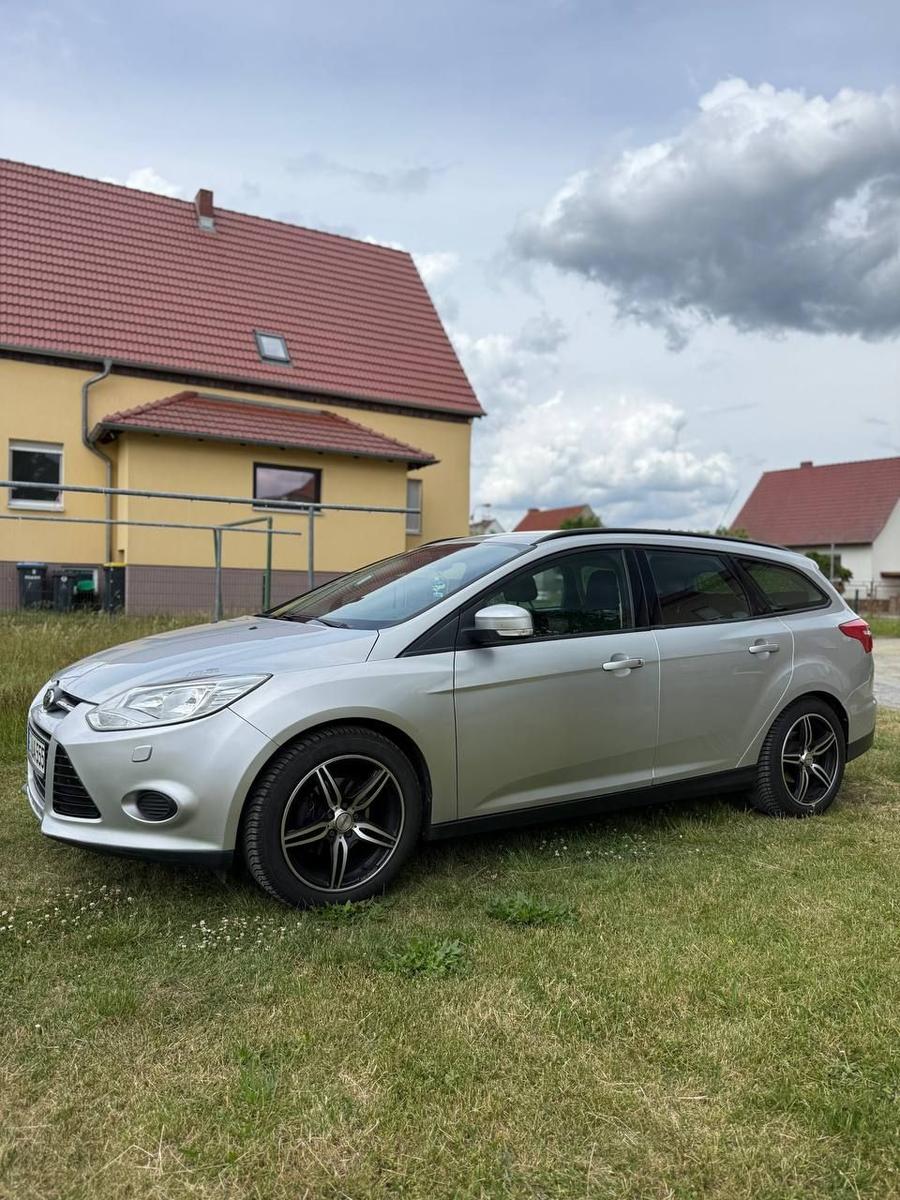 Ford Focus 2012 — rear view
