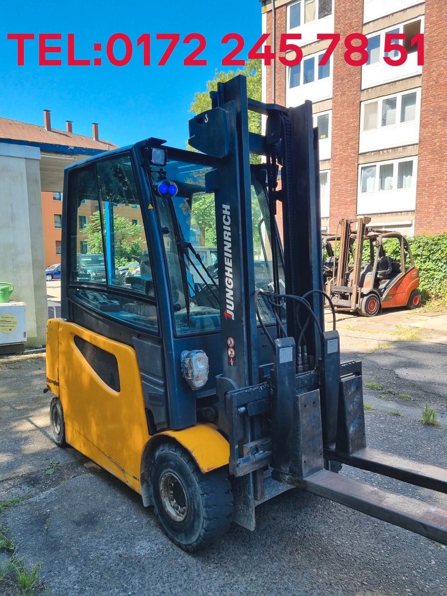 Jungheinrich EFG 425  Seitenschieber und Teleskopgabel