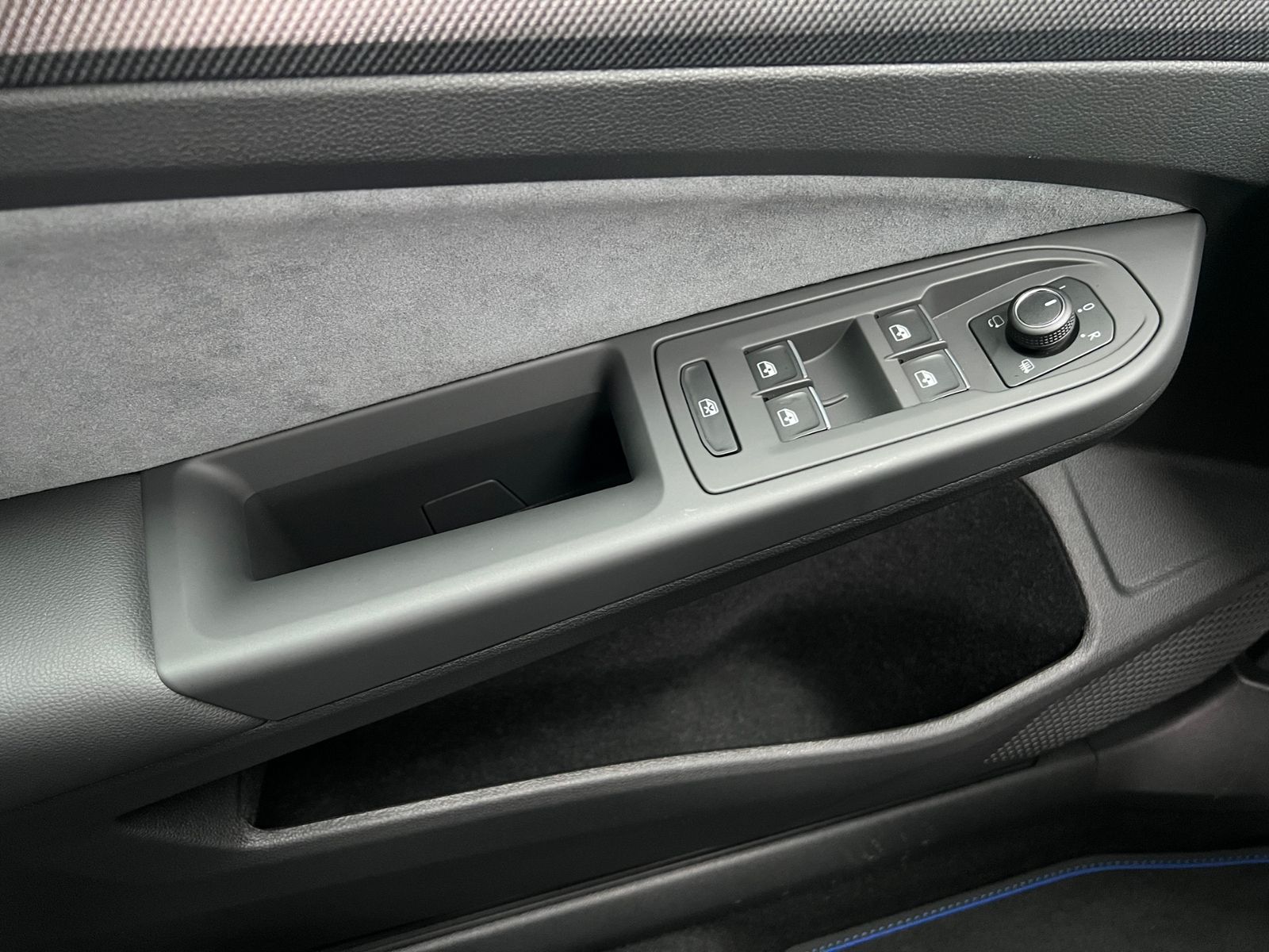 Fahrzeugabbildung Volkswagen Golf VIII R 2.0 TSI DSG 4MOTION *IQ.Light, Black