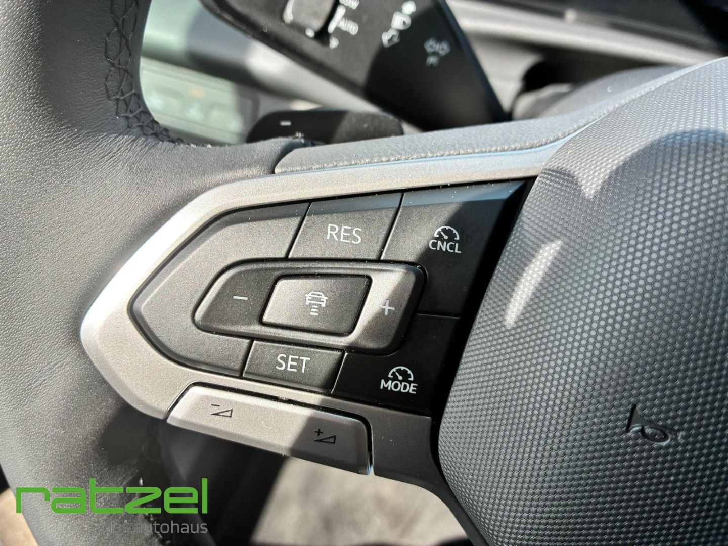Fahrzeugabbildung Volkswagen T-Roc Style 1.5l eTSI DSG AHK+NAVI+IQ-Light