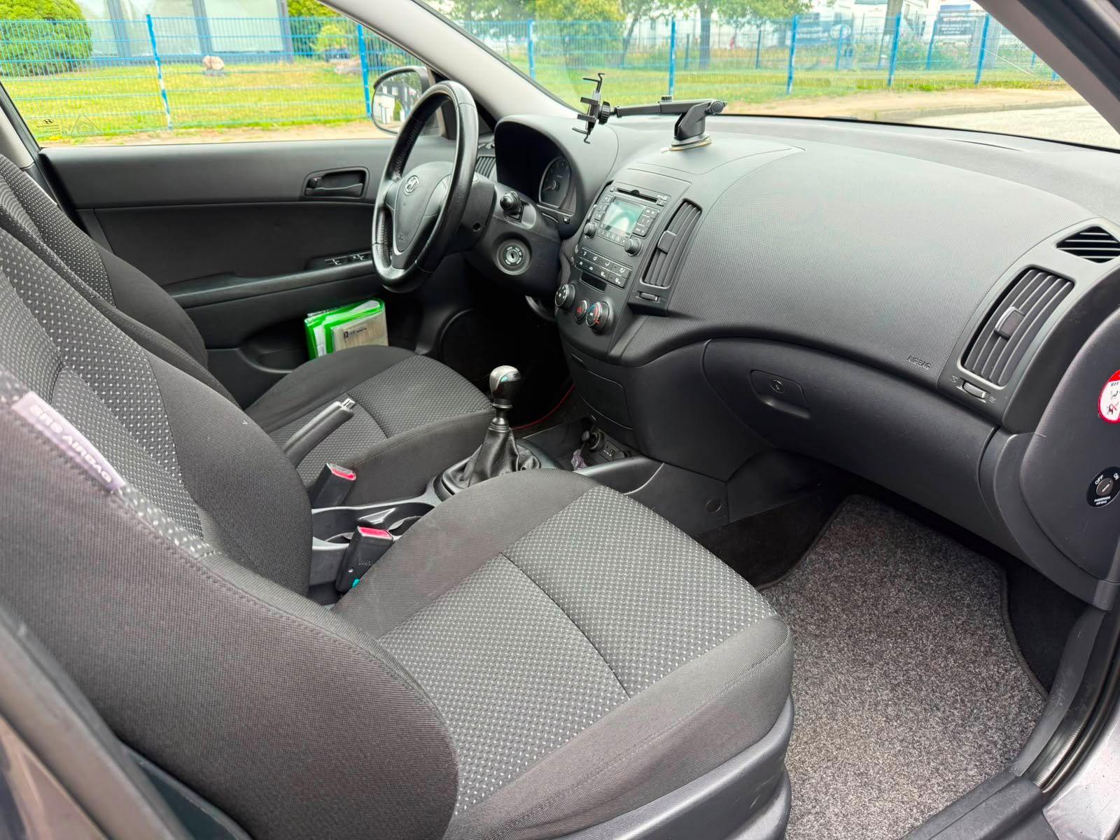 Hyundai i30 2010 — photo 9