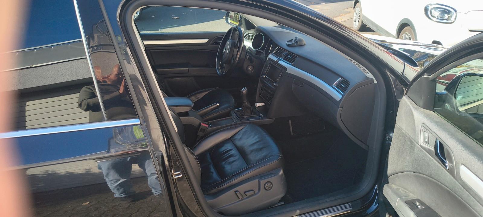 Skoda Superb 2011 — interior