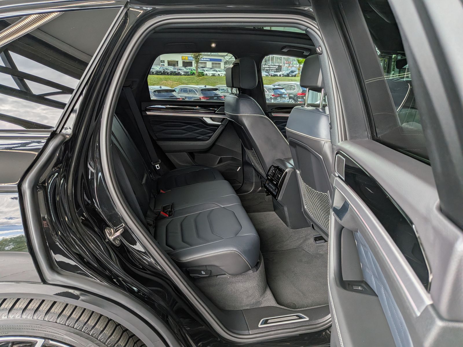 Fahrzeugabbildung Volkswagen Touareg 3.0TDI 4M R-Line VOLL Black 22" UPE 114T