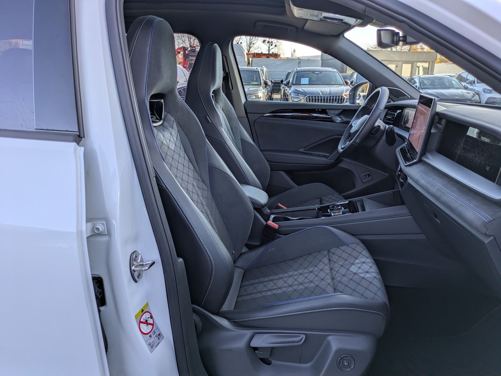 Fahrzeugabbildung Volkswagen Tayron 2.0 TDI 4M R-Line BLACK*7Si*MATRIX*PANO