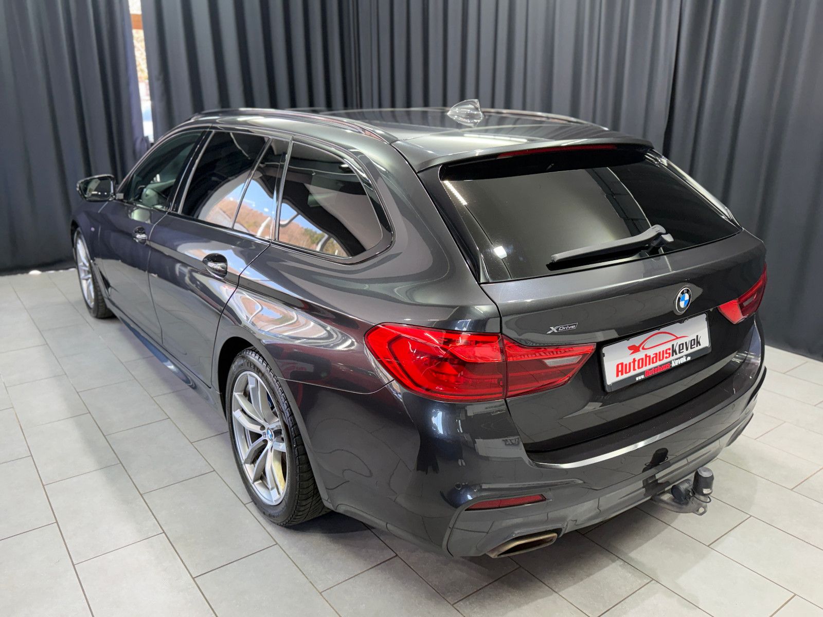 Fahrzeugabbildung BMW 540i Touring xDrive M Sport|HIFI|HuD|PANO|KEYLES