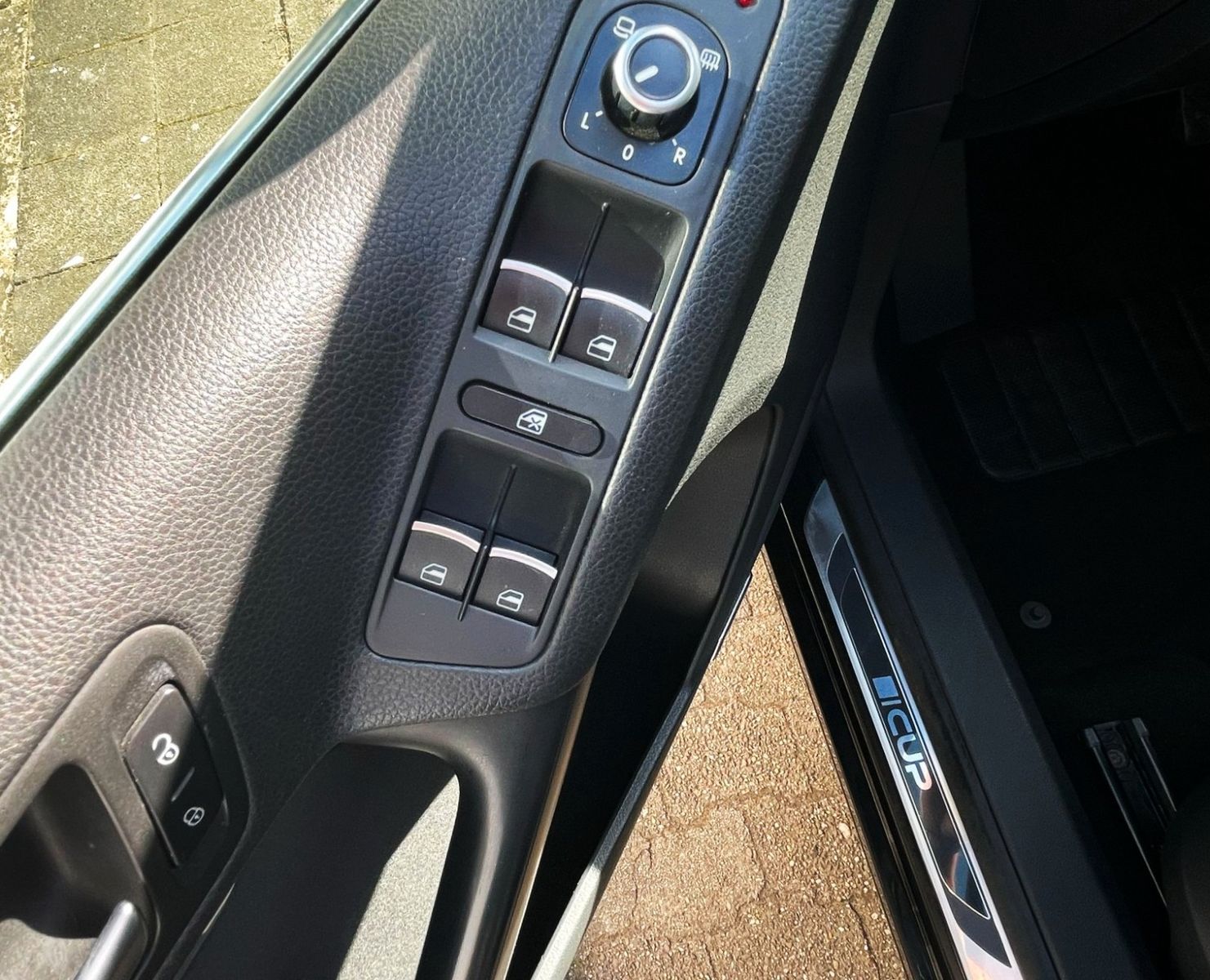 Fahrzeugabbildung Volkswagen TIGUAN 2.0TDI CUP DSG 4M NAVI DYNAUDIO CAM PANO.