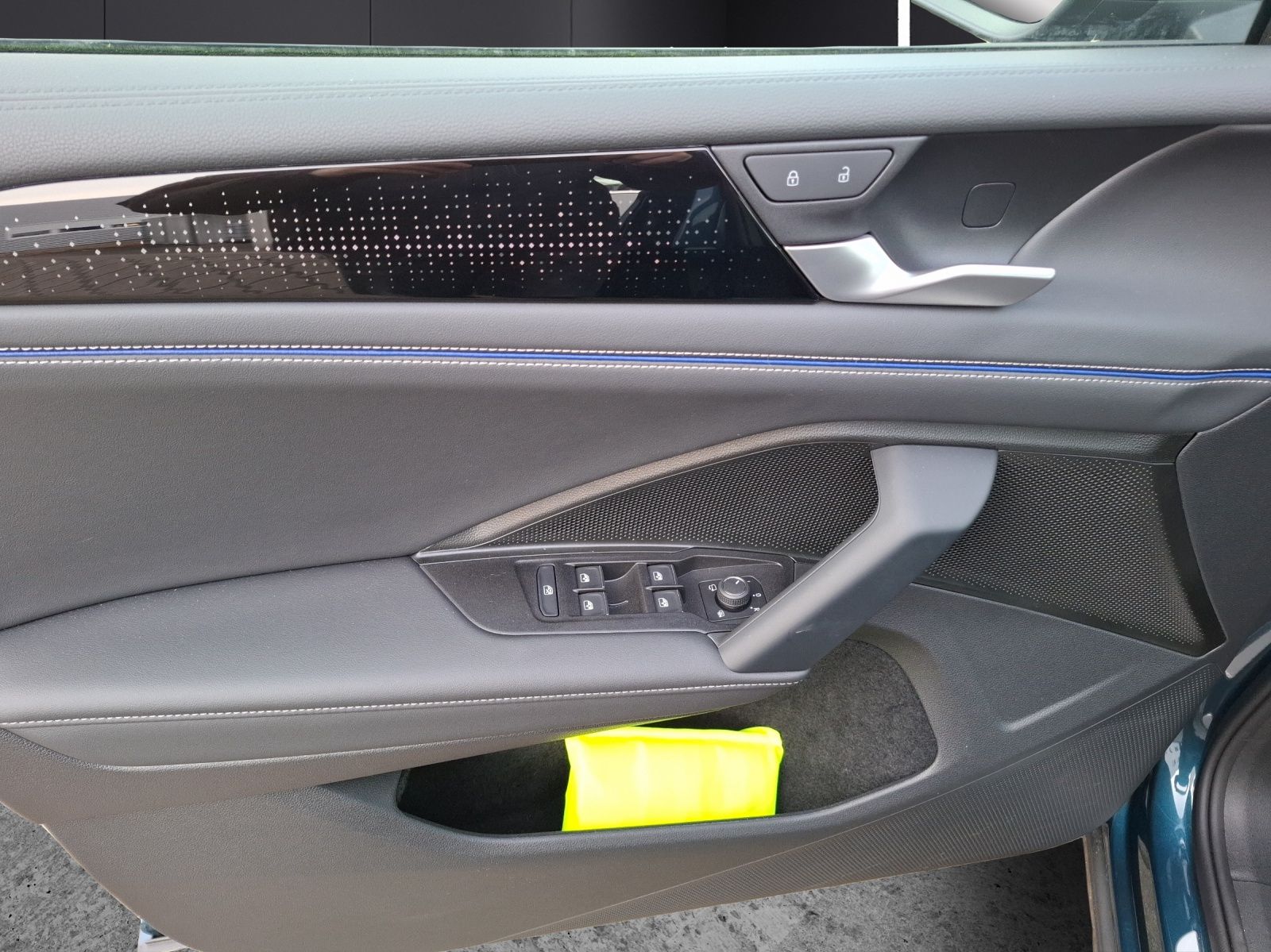 Fahrzeugabbildung Volkswagen Tiguan eTSI R-Line DSG Standhzg Matrix AHK Navi