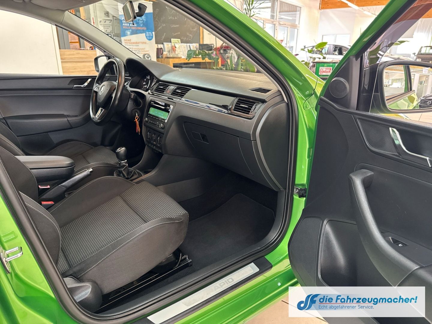 Fahrzeugabbildung SKODA Rapid Spaceback StylePlus 1.2 TSI Panorama Xenon