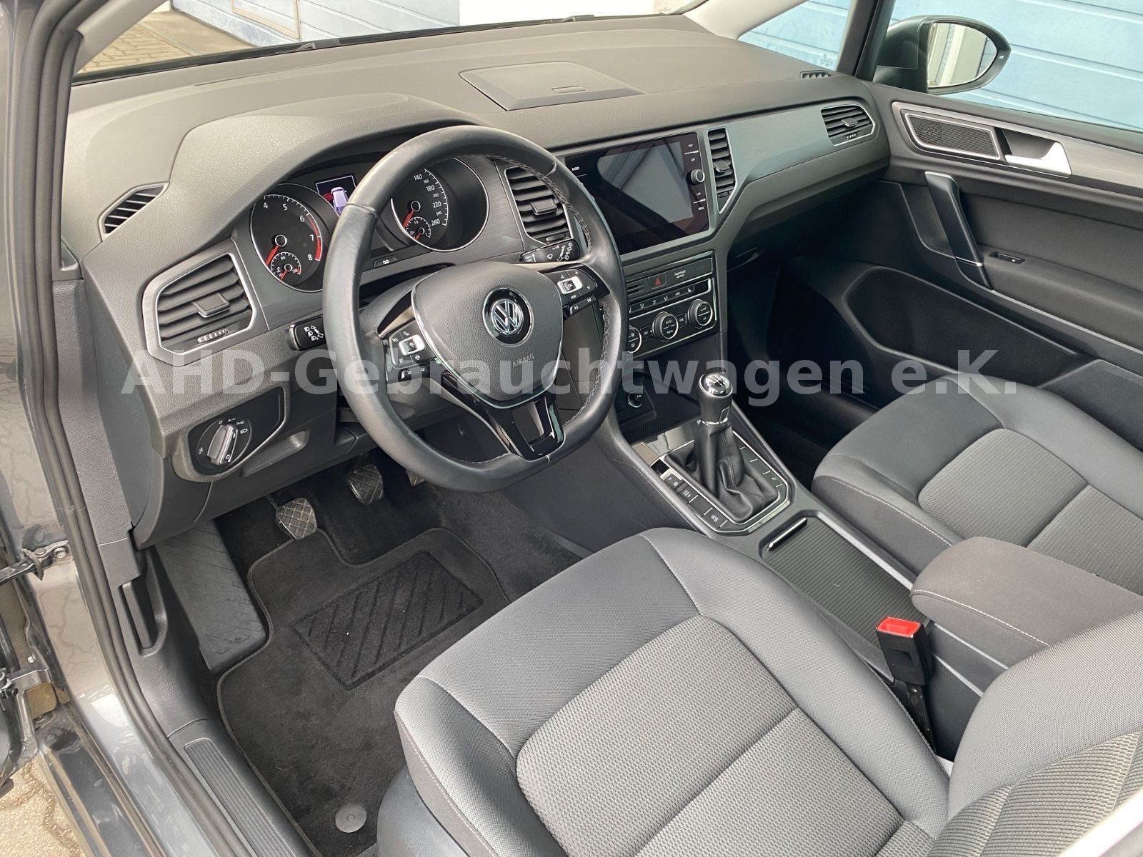 Fahrzeugabbildung Volkswagen Golf Sportsvan VII 1.5 TSI LED Navi PDC Kamera
