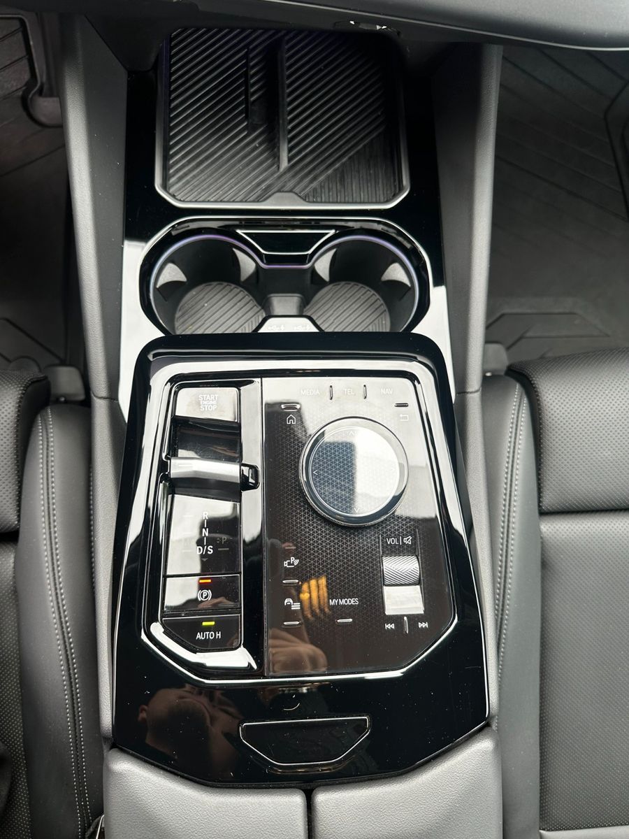 Fahrzeugabbildung BMW 520d Limo Aut. LC+ adLED Kamera H/K Leder SHZ