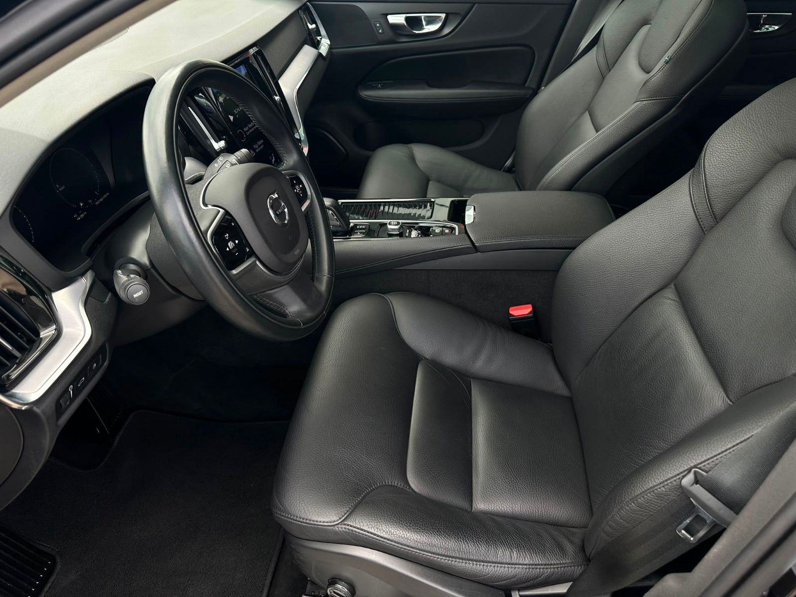 Volvo V60 Kombi R Design Expression Recharge Plug-In H imagem 2