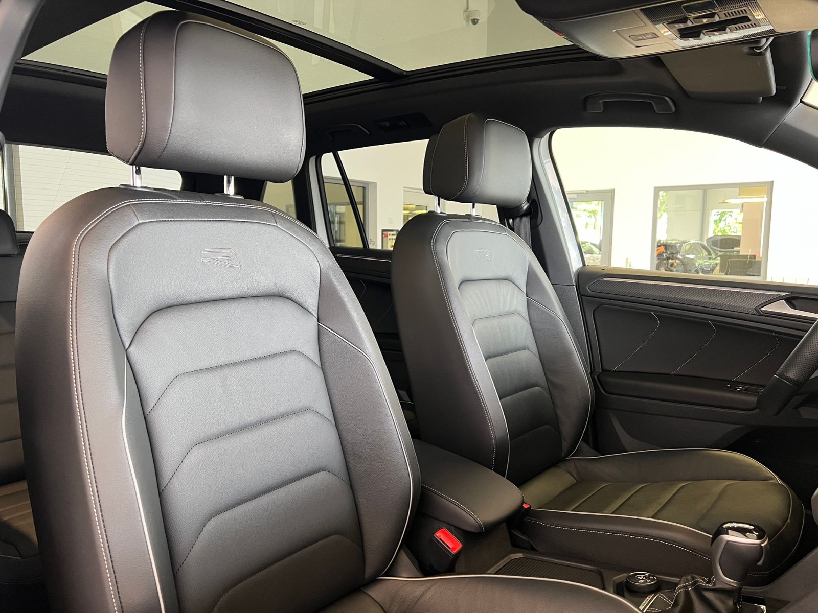 Fahrzeugabbildung Volkswagen Tiguan R-Line 2.0 TDI DSG 4Motion *Matrix-LED, P