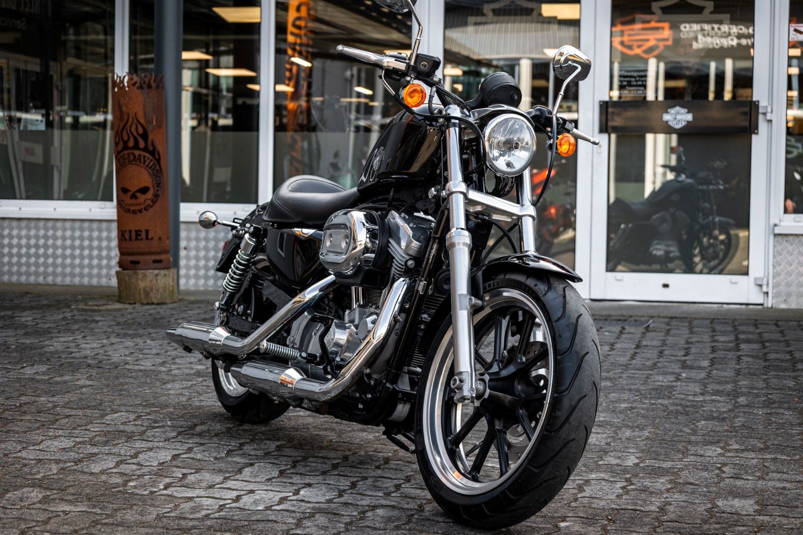 Fahrzeugabbildung Harley-Davidson XL883L SUPERLOW SPORTSTER - VIVID BLACK