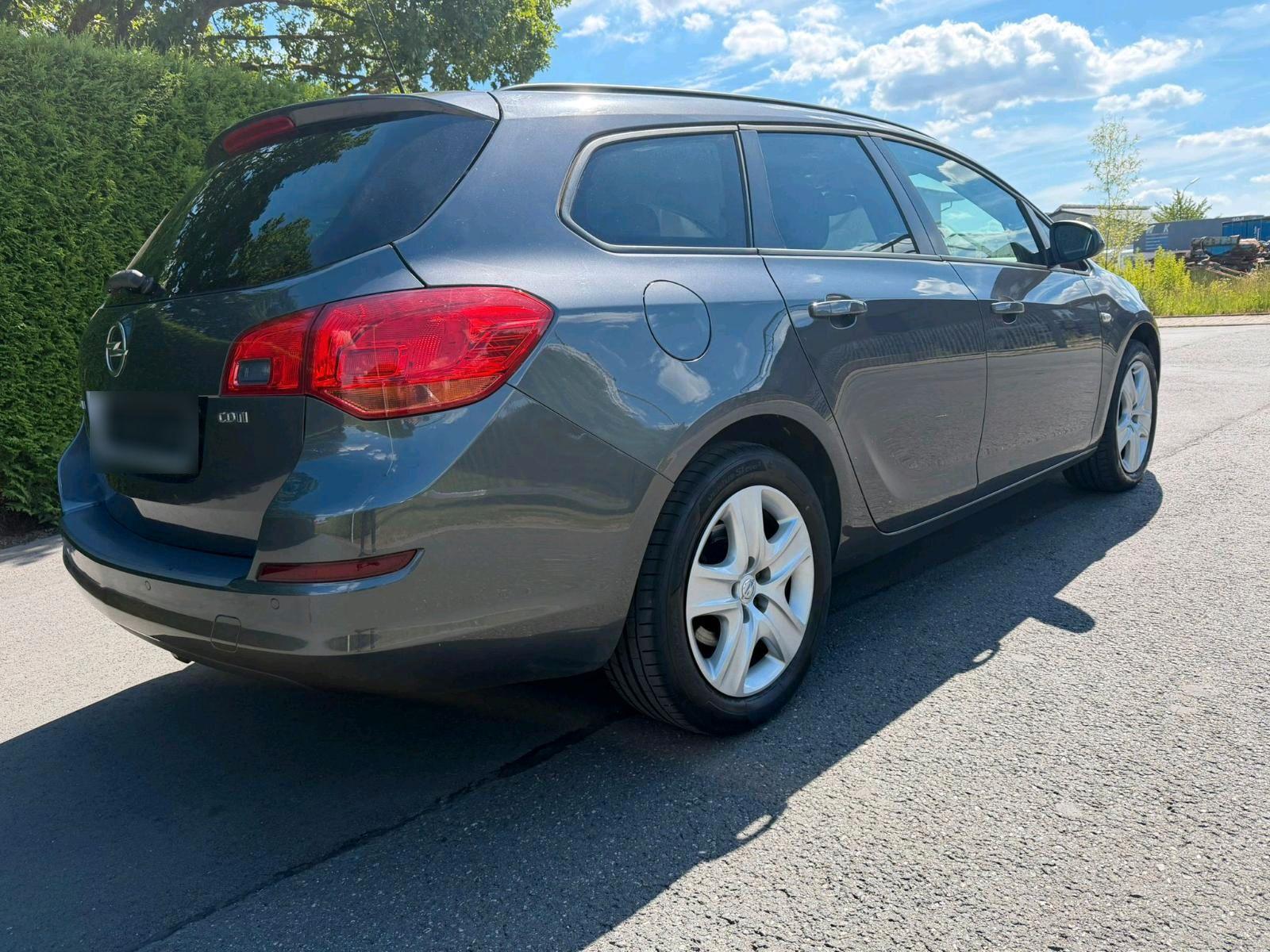 Opel Astra 2011 — photo 5