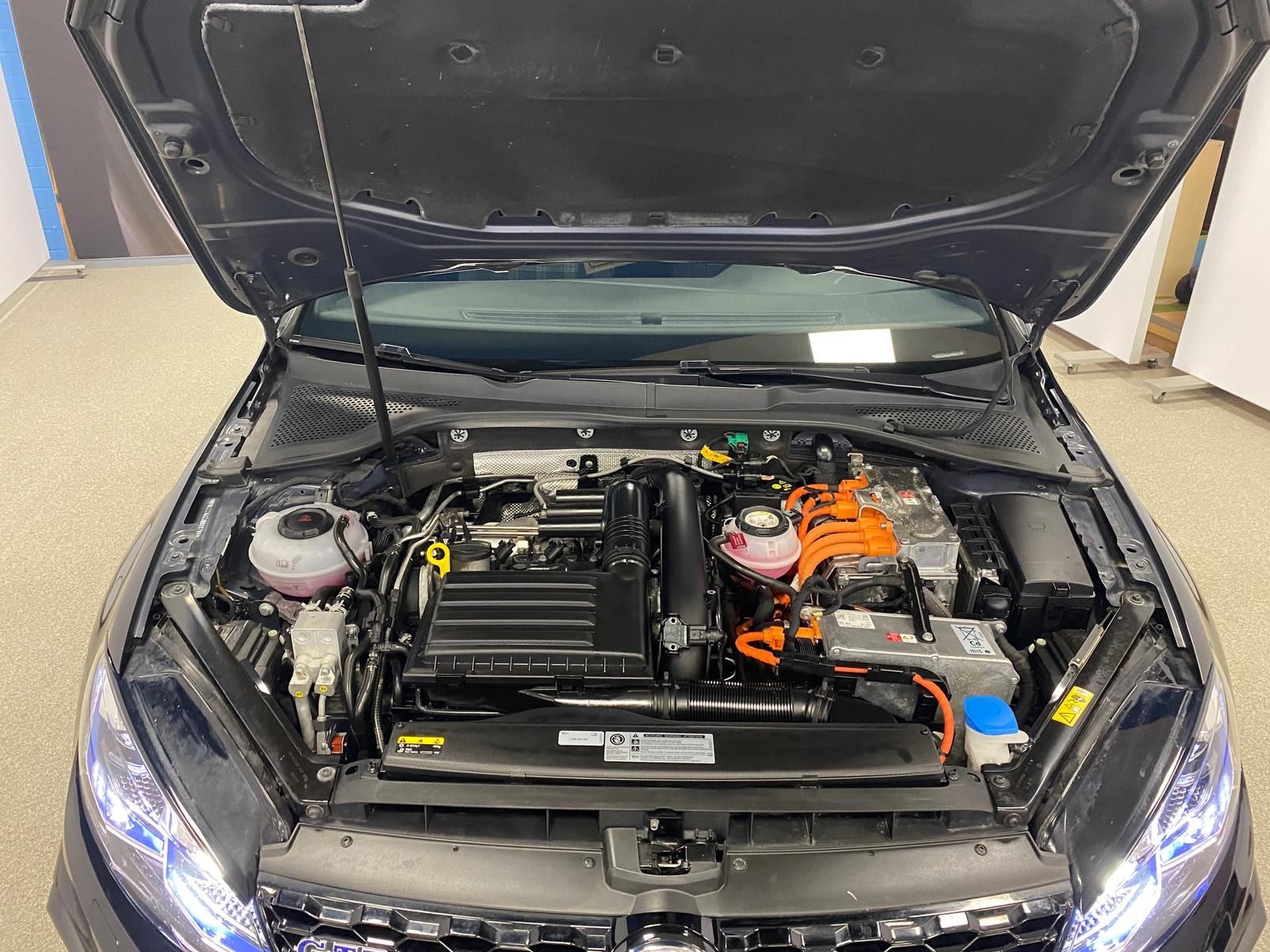 Fahrzeugabbildung Volkswagen Golf VII 1.4 PLUG-IN HYBRID GTE+AHK+MATRIX+ACC