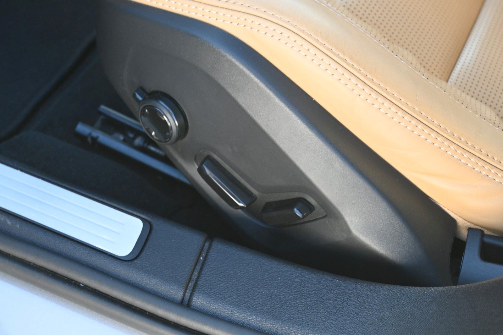 Fahrzeugabbildung Volvo V60 CC B4D AWD Ultimate*LED*PANO*360*H&K*MASSAGE