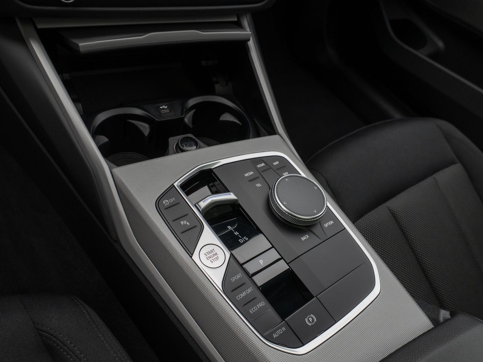 Fahrzeugabbildung BMW 320d Panorama DAB H/K Lordos Stop&Go PDC LED