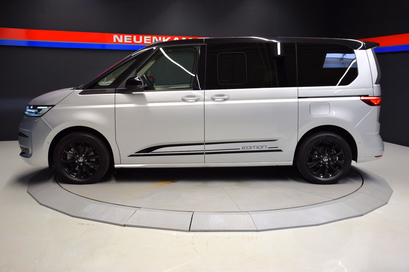 Fahrzeugabbildung Volkswagen T7 Multivan Edition vis-a-vis Standhzg Pano ACC