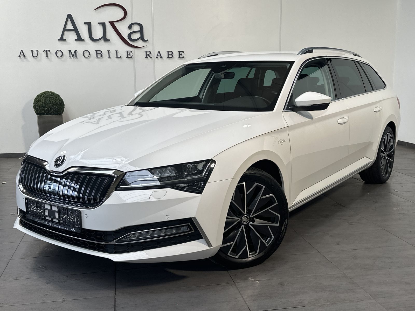 Fahrzeugabbildung SKODA Superb Combi 1.4 TSI iV L&K NAV+LED+KAMERA+VCOCK