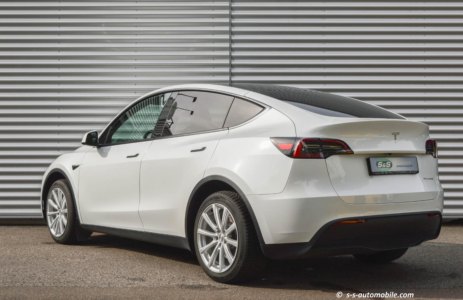 Tesla Model Y Long Range Dual Motor AWD MwSt. 1. Hand