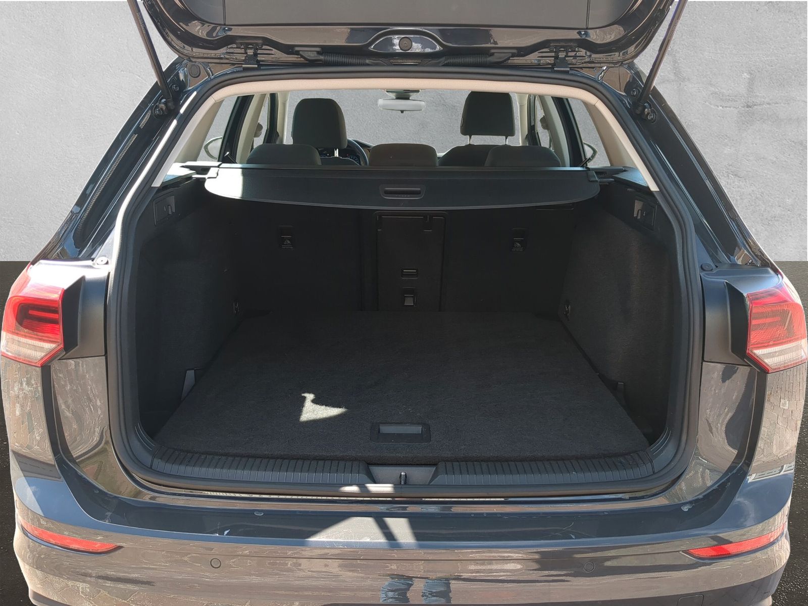 Fahrzeugabbildung Volkswagen Golf Variant 2.0 TDI Life Kamera SHZ ACC AppConn