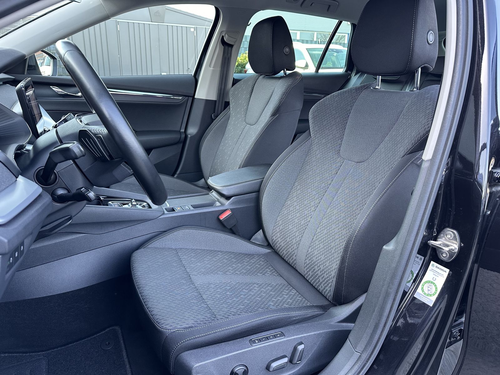 Fahrzeugabbildung SKODA Octavia Combi 2.0 TDI DSG First Edition NAV+LED