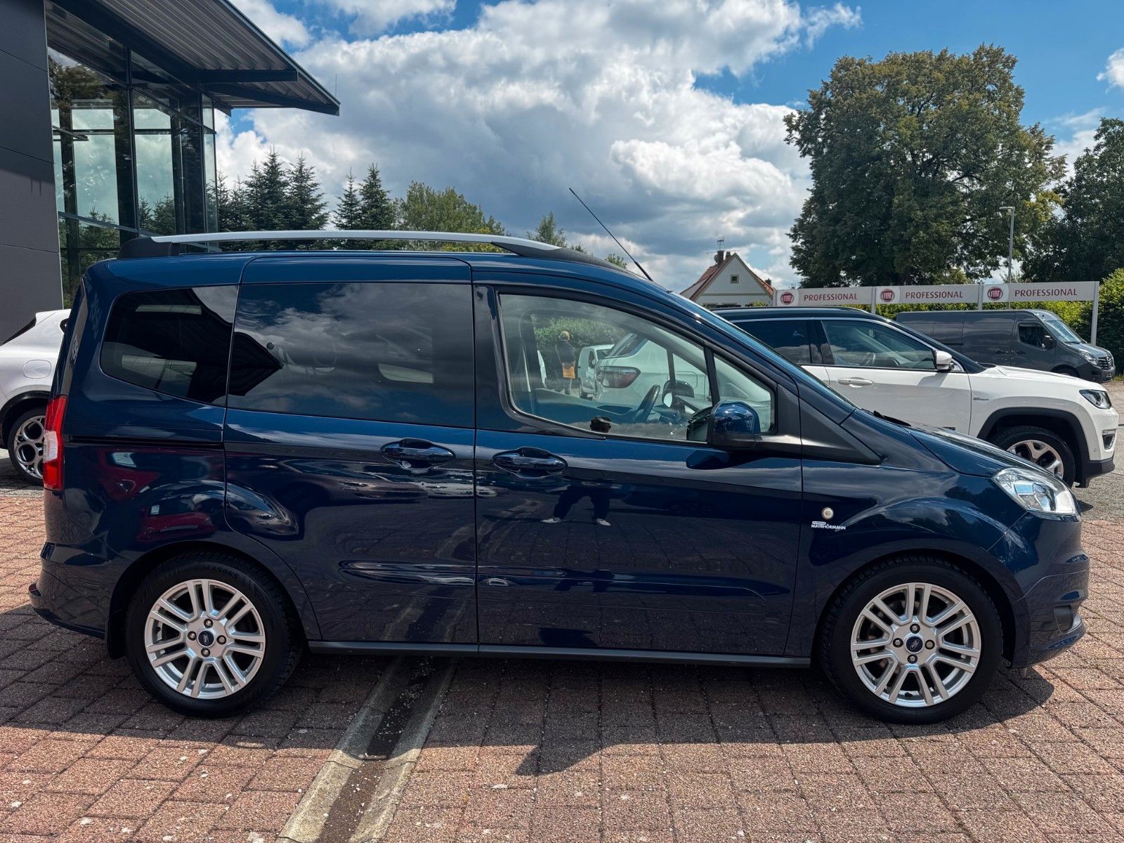 Fahrzeugabbildung Ford Tourneo Courier Titanium Sitzheizung Klima