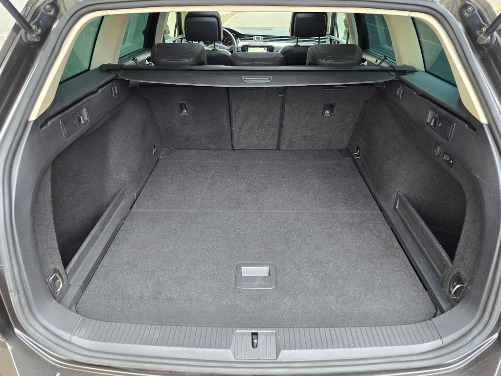 VW Passat Variant R-Line 2.0TDI 150PS DSG Pano DAB VW Passat Variant R-Line 2.0TDI 150PS DSG Pano DAB