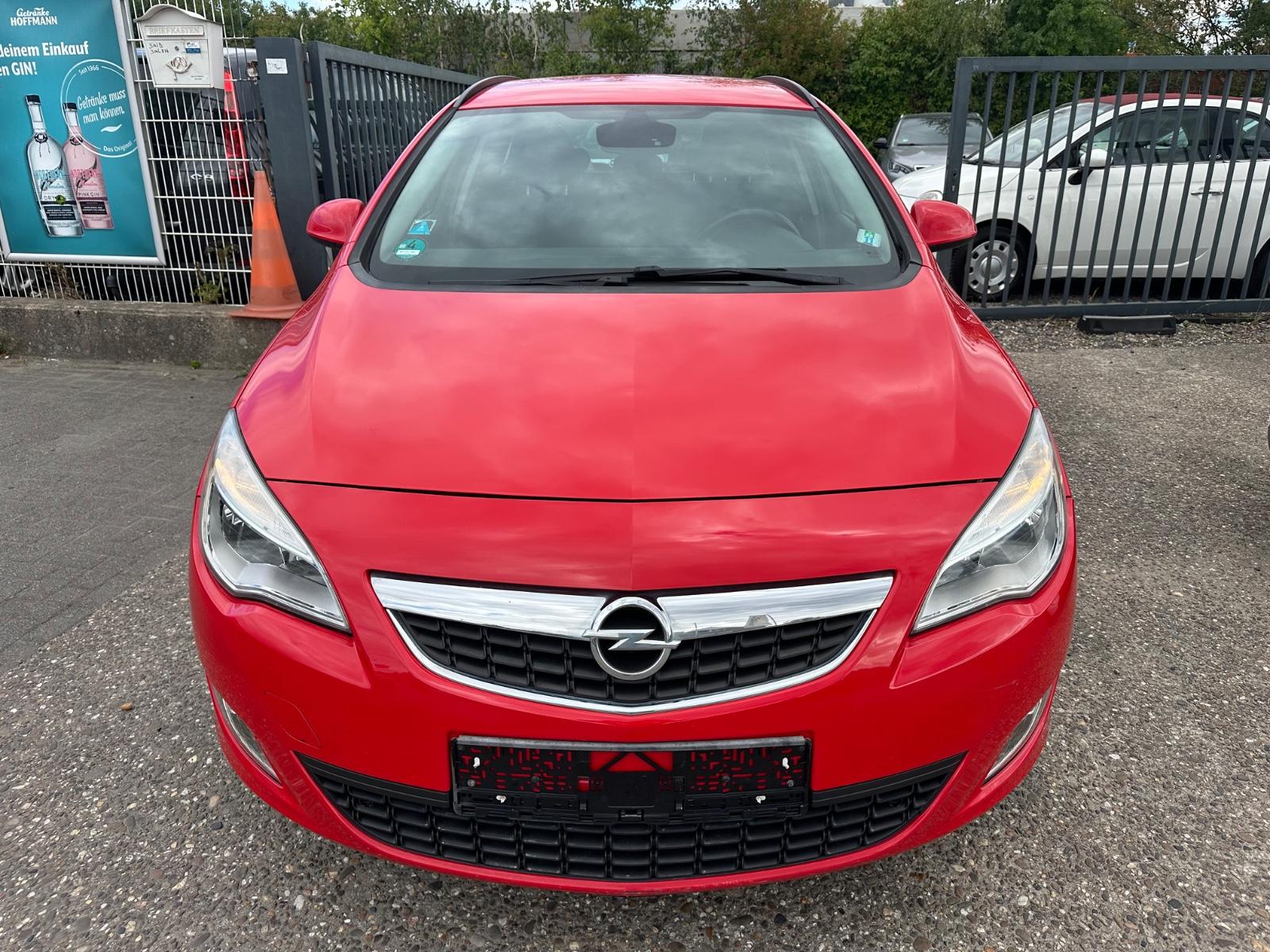 Opel Astra 2011 — rear view